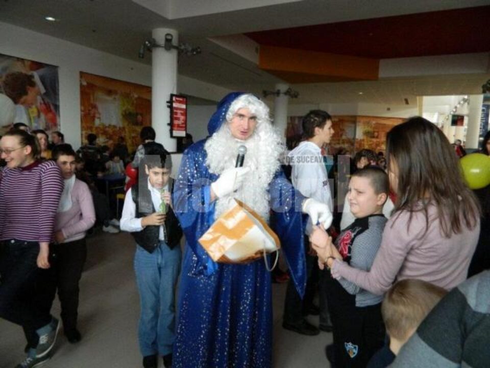 Peste 600 de cadouri vor fi împărțite copiilor de Moș Nicolae, lângă bradul din centrul Sucevei Peste 600 de cadouri vor fi împărțite copiilor de Moș Nicolae, lângă bradul din centrul Sucevei