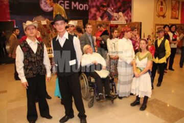 Zeci de persoane cu dizabilități au prezentat ieri, la Iulius Mall, un spectacol de suflet