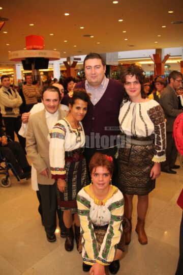 Zeci de persoane cu dizabilități au prezentat ieri, la Iulius Mall, un spectacol de suflet