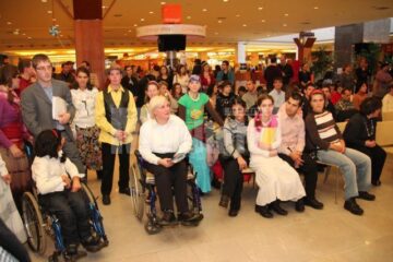 Zeci de persoane cu dizabilități au prezentat ieri, la Iulius Mall, un spectacol de suflet