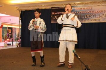 Zeci de persoane cu dizabilități au prezentat ieri, la Iulius Mall, un spectacol de suflet