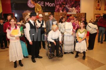 Zeci de persoane cu dizabilități au prezentat ieri, la Iulius Mall, un spectacol de suflet