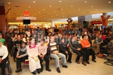 Zeci de persoane cu dizabilități au prezentat ieri, la Iulius Mall, un spectacol de suflet