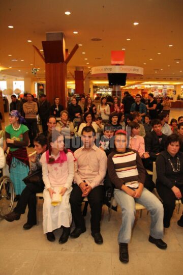 Zeci de persoane cu dizabilități au prezentat ieri, la Iulius Mall, un spectacol de suflet