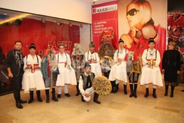 Zeci de persoane cu dizabilități au prezentat ieri, la Iulius Mall, un spectacol de suflet