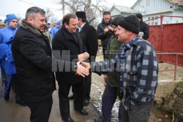 Ioan Balan și Gheorghe Flutur s-au aflat ieri în campanie electorală în localitatea Văratec din orașul Salcea