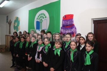 Elevi ai Școlii din Plopeni, lângă Steagul Verde arborat ieri in unitatea de învățământ