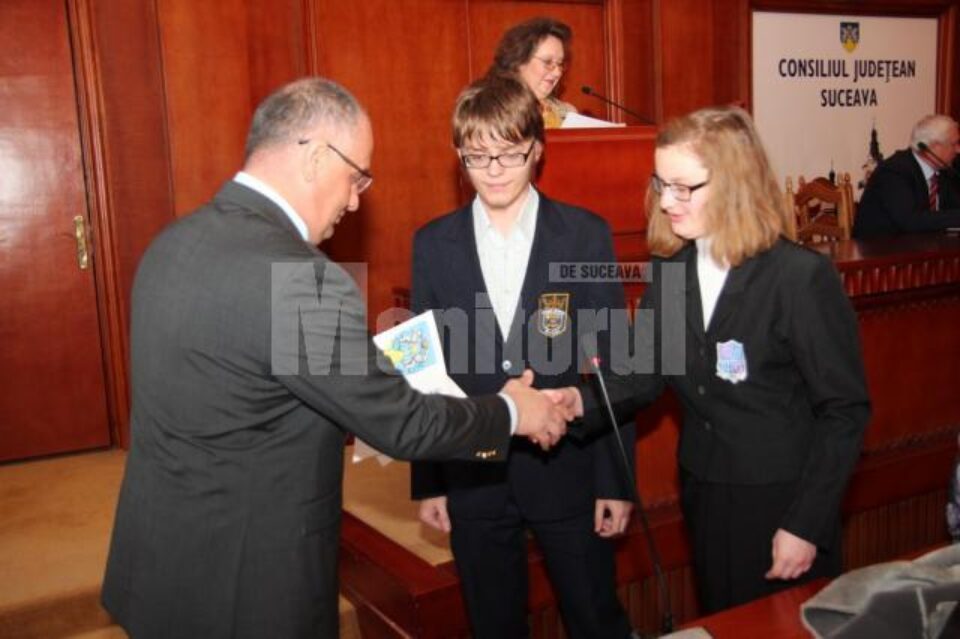 Peste o sută de olimpici suceveni și profesorii lor, premiați de Consiliul Județean