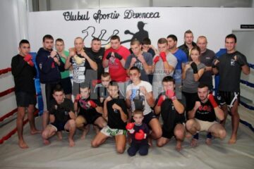 Cei șase participanți la Cupa României, alături de o parte din colegii de antrenament de la clubul Devencea