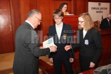 Fiecare dintre dascălii și olimpicii premiați a primit din partea Consiliului Județean Suceava câte o diplomă și un premiu în valoare de 500 de lei