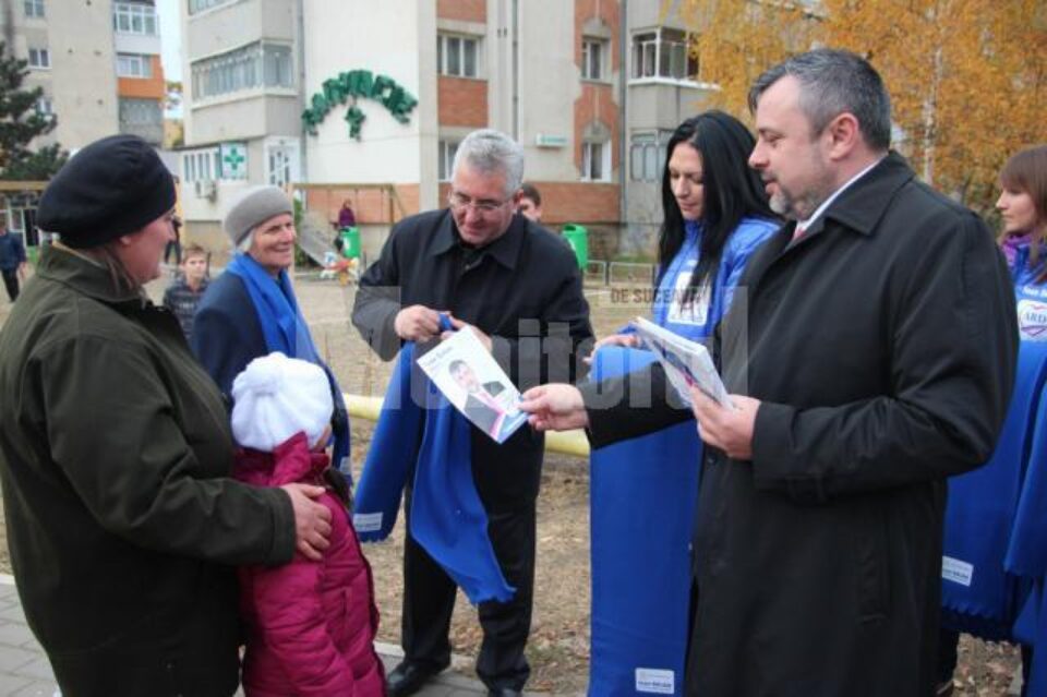 Deputatul PDL Ioan Balan, care candidează din partea ARD pentru un nou mandat în Colegiul 2 pentru Camera Deputaților, s-a aflat ieri în campanie electorală în cartierul Burdujeni, avându-l alături pe primarul Sucevei, Ion Lungu
