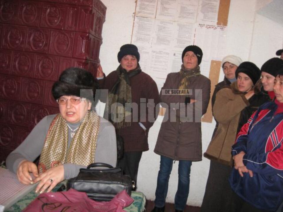 Zeci de părinți au venit ieri la scoală decisi să nu-și lase copiii să intre la ora profesoarei Soveja