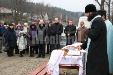 Candidatul USL pentru funcția de senator în Colegiul nr. 3 Fălticeni, Ovidiu Donțu, a participat în cursul zilei de ieri la sfințirea a trei fântâni în satul Bogata, comuna Baia