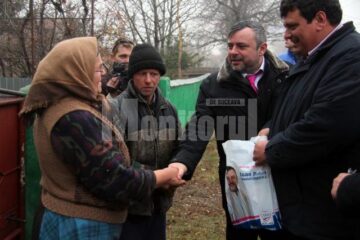 Ioan Balan în mijlocul alegătorilor din Pătrăuți