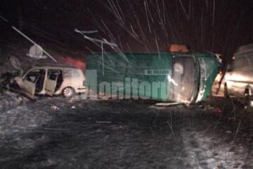 Impactul dintre cele două mașini a fost violent, VW-ul Passat fiind aruncat în șanț