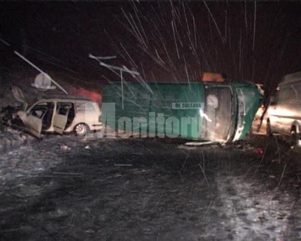 Impactul dintre cele două mașini a fost violent, VW-ul Passat fiind aruncat în șanț
