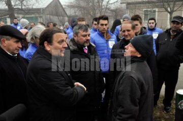 Ioan Balan și Gheorghe Flutur discutând cu alegătorii din Lipoveni