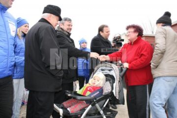 Ioan Balan și Gheorghe Flutur discutând cu alegătorii din Ipotești