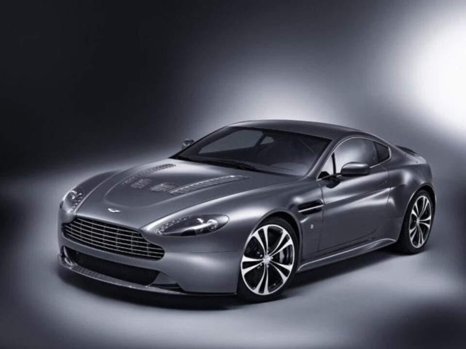 Aston Martin Vantage V12, exclusivitate la pătrat