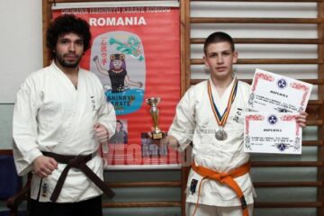 Instructorul Lucian Nastasi și sportivul Bogdan Șutu la finalul întrecerii de la Iași