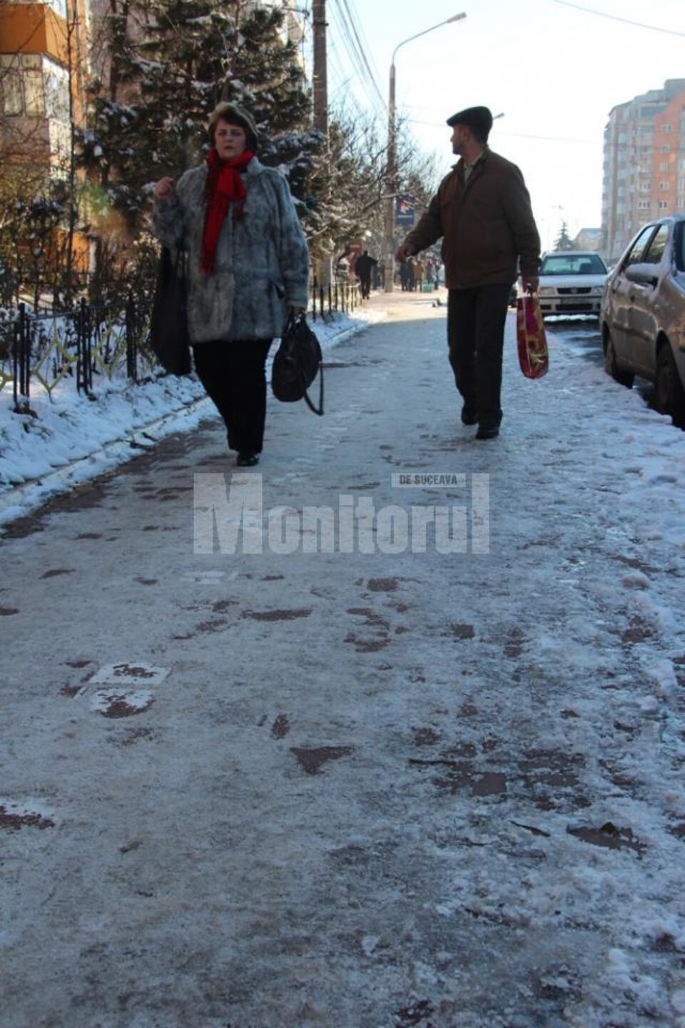 Prima zăpadă, urmată de un val de ger, a transformat în patinoare o mare parte din trotuarele Sucevei