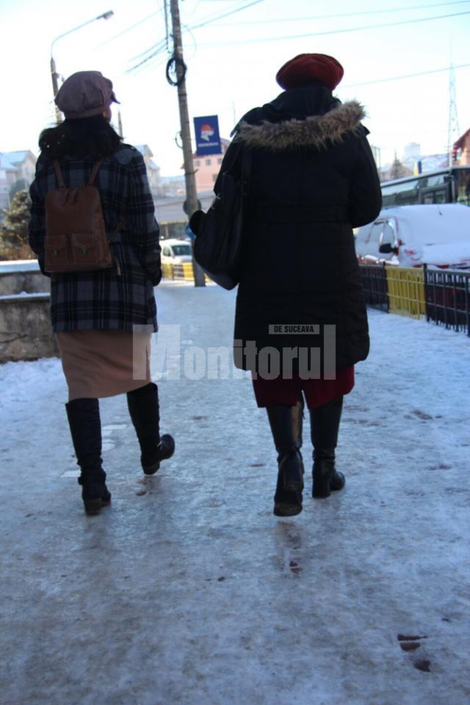 Prima zăpadă, urmată de un val de ger, a transformat în patinoare o mare parte din trotuarele Sucevei