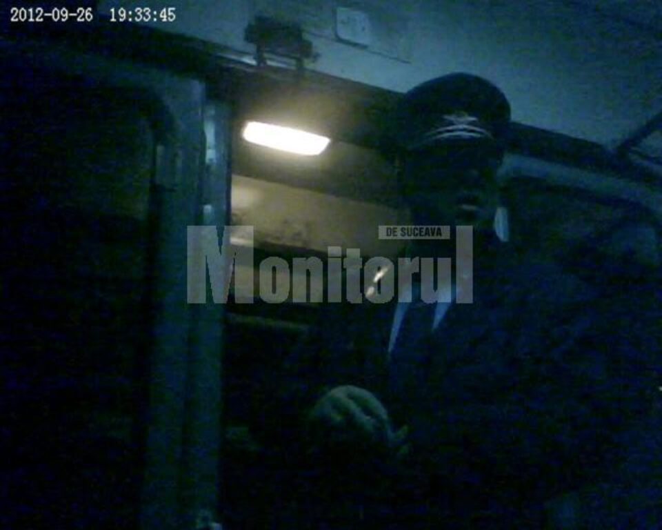 Șeful de tren filmat cu camera ascunsă de reporterii Monitorului de Suceava în timp ce lua bani de la doi călători