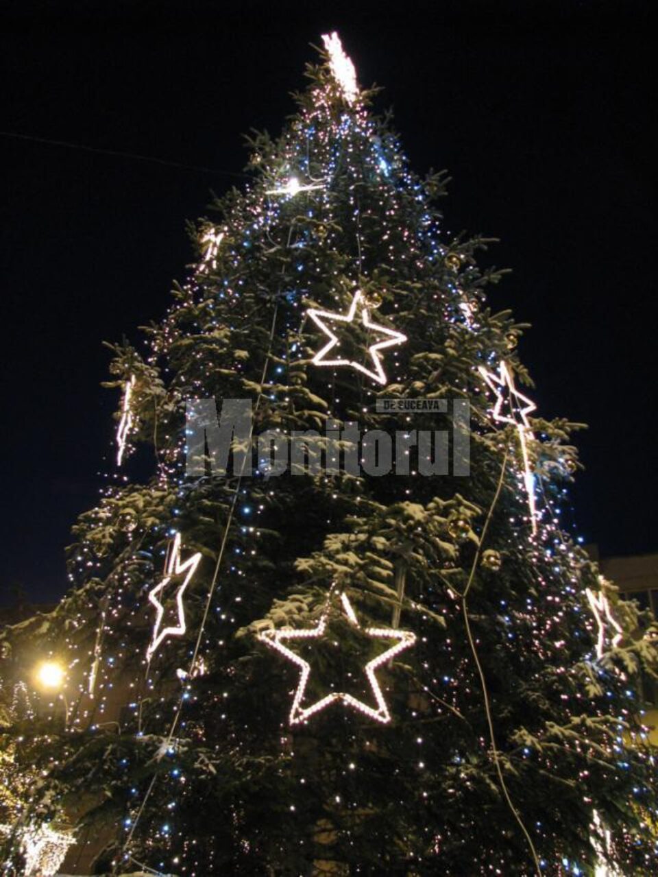 Municipiul Câmpulung Moldovenesc are acum iluminat festiv spectaculos