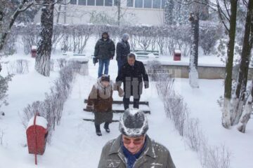 Iarna îi ține în casă pe suceveni, prezența la urne la prima raportare oficială fiind una extrem de scăzută