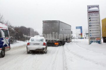 Tiruri blocate pe drumul care leagă Șcheia de Ițcani