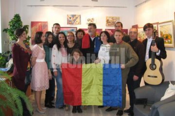 Fotografie de grup cu tricolor la final de vernisaj