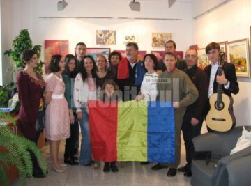 Fotografie de grup cu tricolor la final de vernisaj