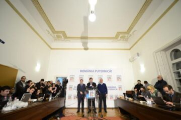 Secretarul general al PSD, Liviu Dragnea (D), președintele PC, Daniel Constantin (S), și președintele PNL, Crin Antonescu, la declarația de presă, după aflarea Exit-Poll-ului. Foto: MediaFax
