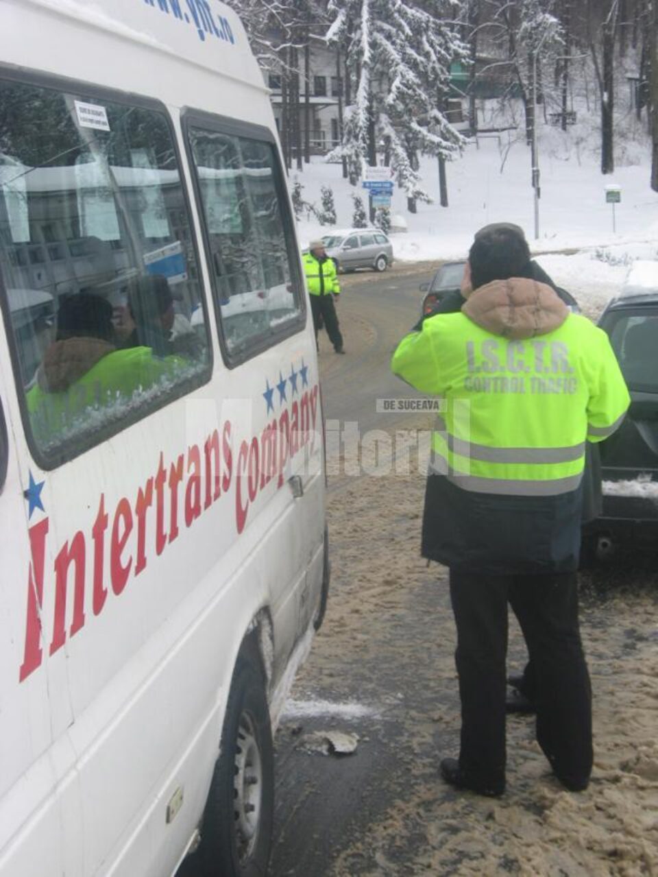 În urma accidentului două femei, pasagere în microbuz, au fost rănite ușor