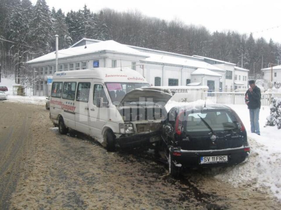 În urma accidentului două femei, pasagere în microbuz, au fost rănite ușor