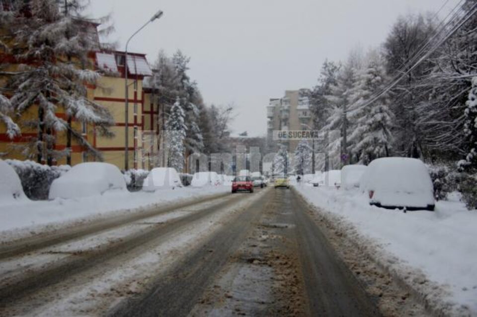 Mașini blocate de zăpada pe marginea străzilor