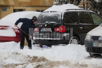 Sucevenii au pus mâna pe lopeți pentru a scoate mașinile din zăpadă