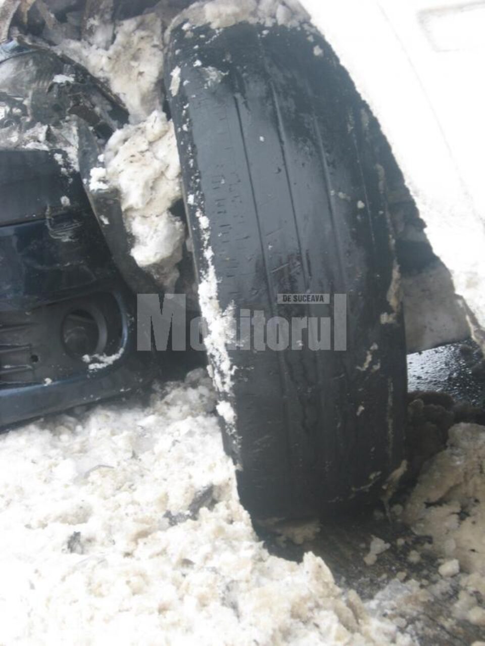 Așa arată pneul stânga fața al microbuzului