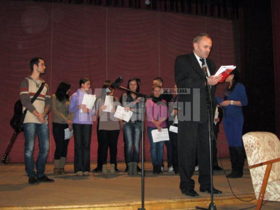 Ion Grigoraș prezentând o lucrare premiată