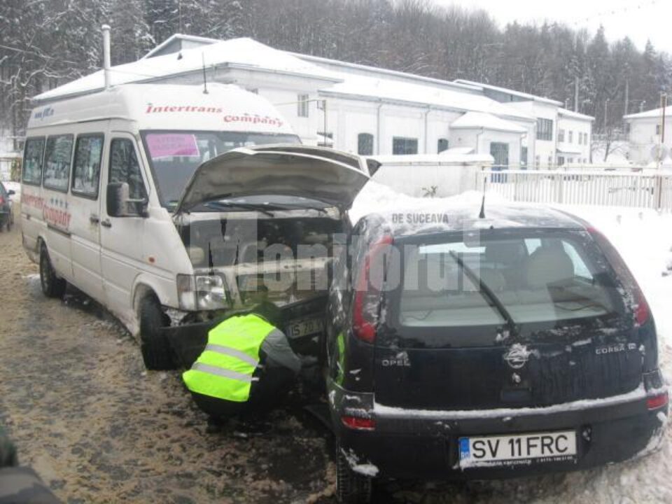 În urma accidentului două femei, pasagere în microbuz, au fost rănite ușor