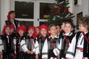 Grupa Fluturașilor de la Grădinița „Sf. Ioan cel Nou” a colindat ieri redacția Monitorul de Suceava