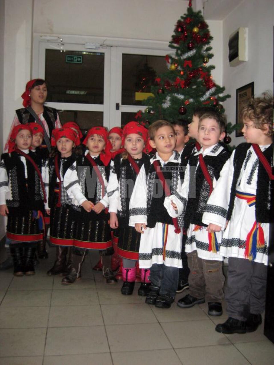 Grupa Fluturașilor de la Grădinița „Sf. Ioan cel Nou” a colindat ieri redacția Monitorul de Suceava