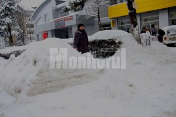 Munți de zăpada pe trotuare