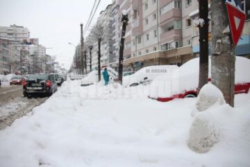 Masini blocate de zapada pe marginea strazilor