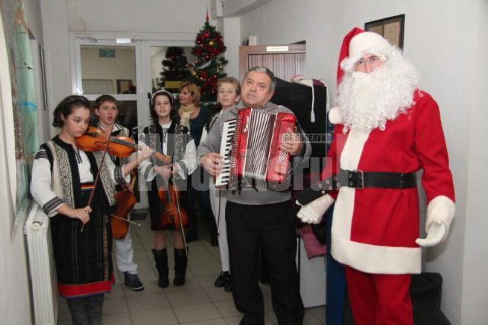 Grupul vocal-instrumental „Mugurelul” din Șcheia a colindat redacția Monitorului de Suceava Grupul vocal-instrumental „Mugurelul” din Șcheia a colindat redacția Monitorului de Suceava