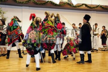 Ansamblul “Poienița” duce obiceiurile din Bucovina în toată țara