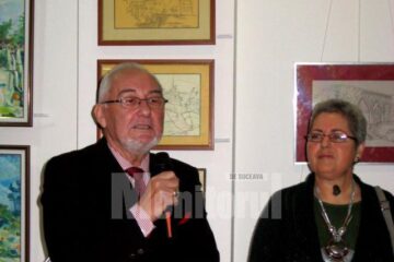 Criticul de artă Valentin Ciucă prezentând expoziția