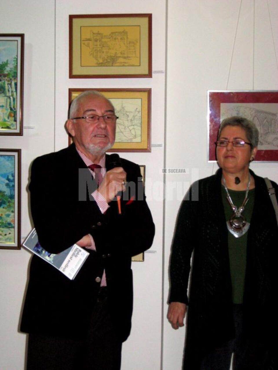 Criticul de artă Valentin Ciucă prezentând expoziția