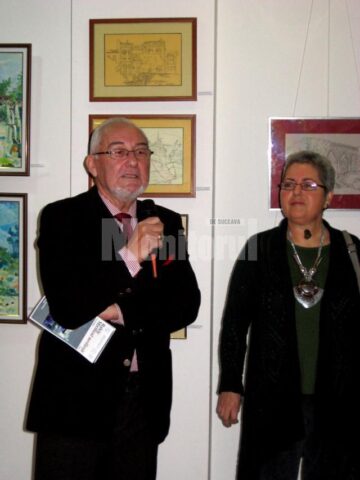 Criticul de artă Valentin Ciucă prezentând expoziția