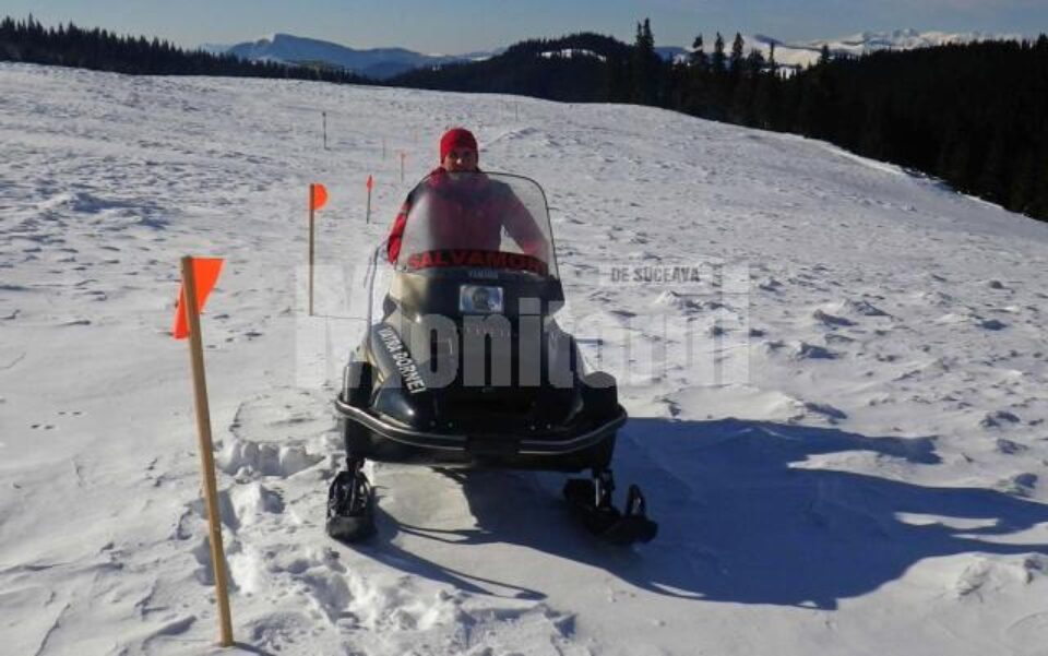 Pentru a veni în sprijinul turiștilor, zăpada de pe munte este bătătorită periodic cu snowmobilul sau schiurile de tură Pentru a veni în sprijinul turiștilor, zăpada de pe munte este bătătorită periodic cu snowmobilul sau schiurile de tură